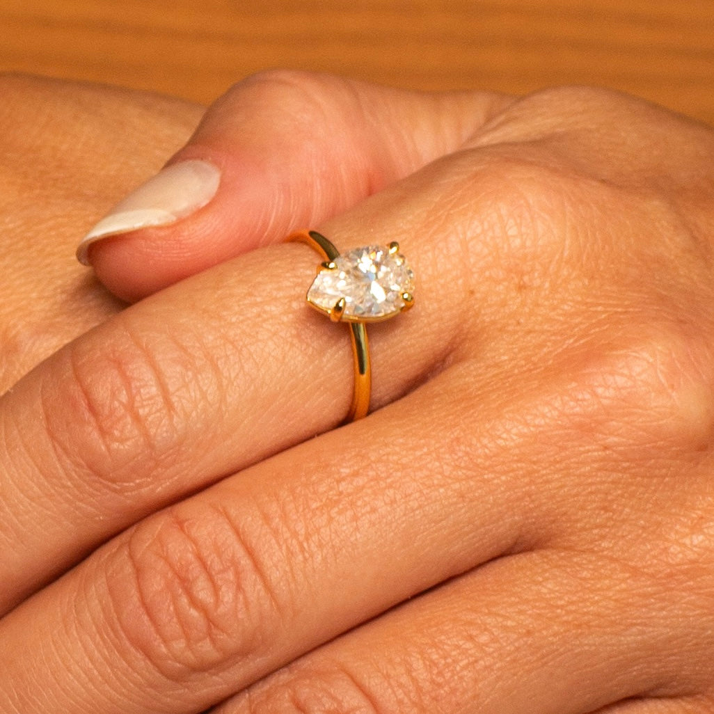 Anel gota de 3 quilates em prata com banho de ouro amarelo 18k e moissanite