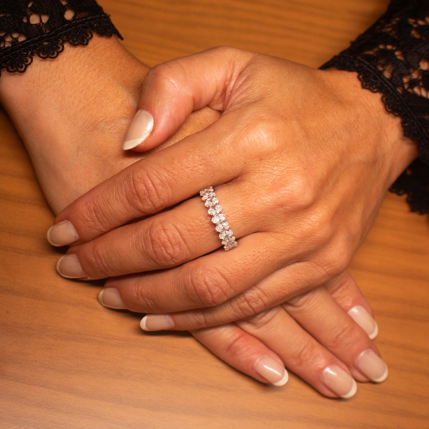 Aliança Oval Inteira 30 pontos cada moissanite