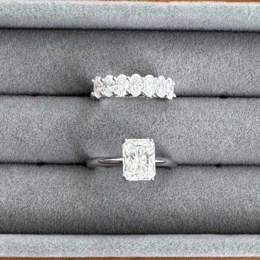 Conjunto de meia aliança onal e anel solitário emerald cut