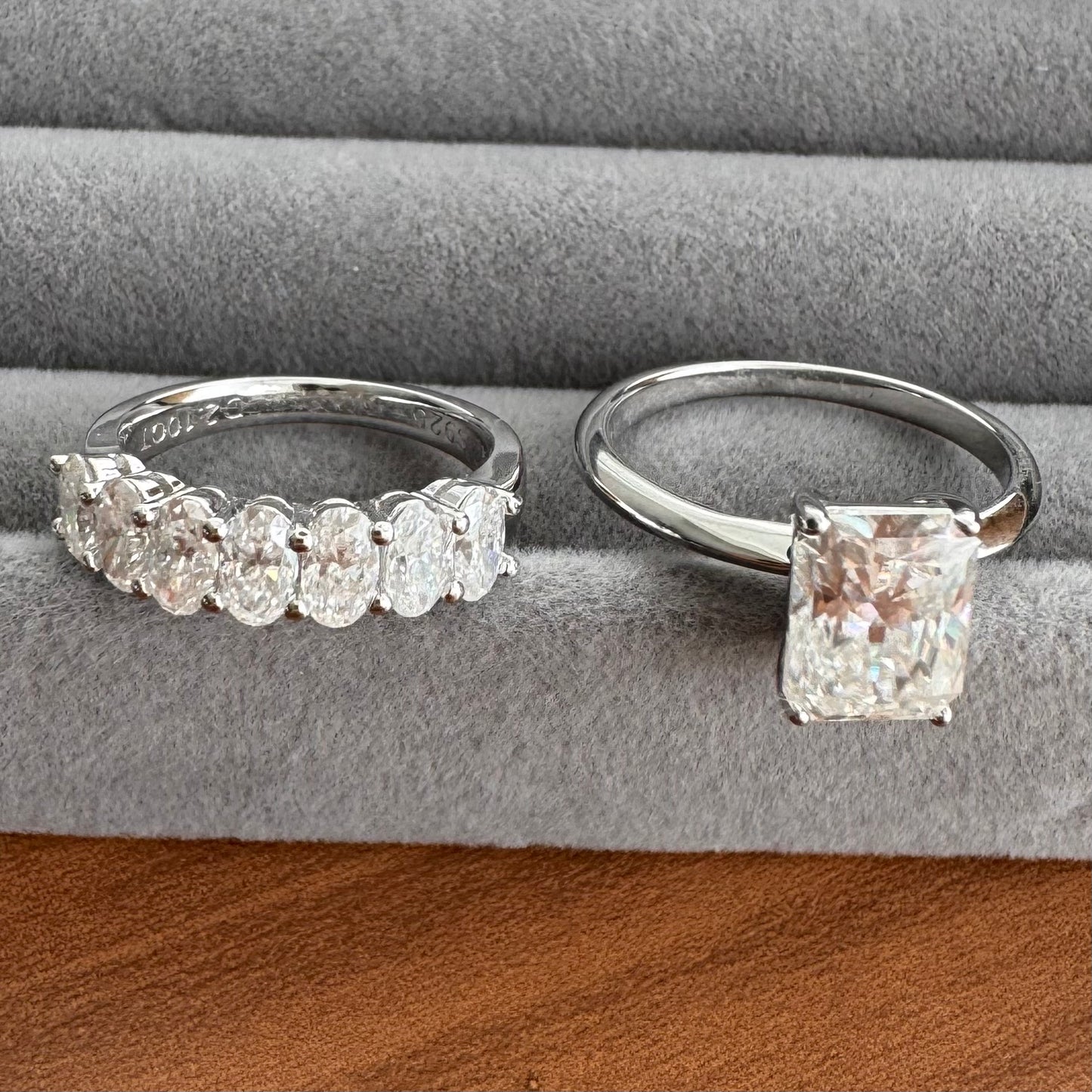 Conjunto de meia aliança onal e anel solitário emerald cut