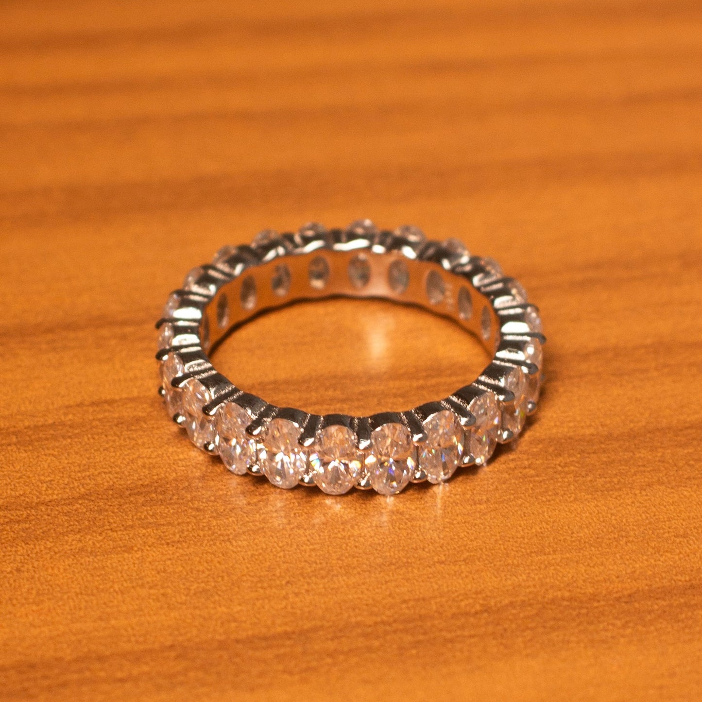 Aliança Oval Inteira 30 pontos cada moissanite