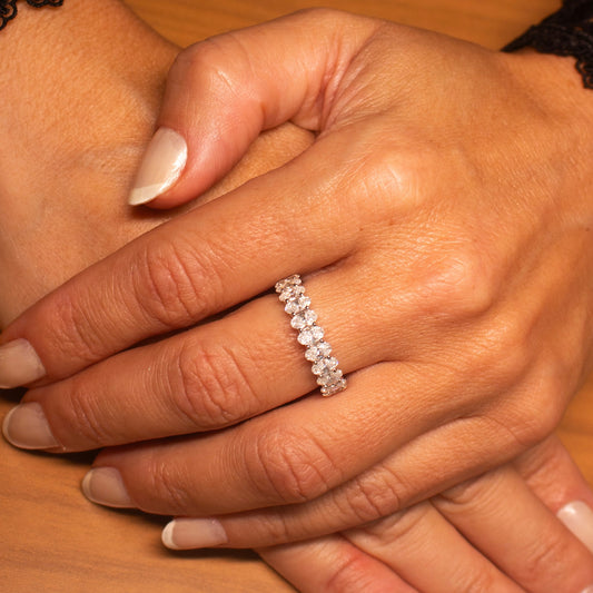 Aliança Oval Inteira 30 pontos cada moissanite