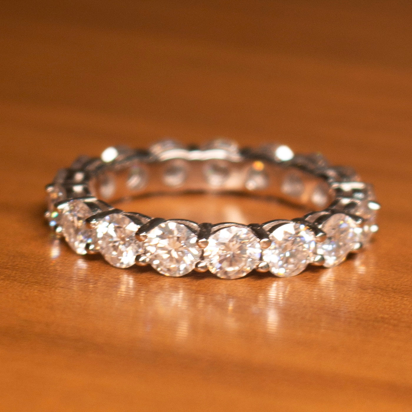 Aliança Inteira de 30 pontos cada moissanite