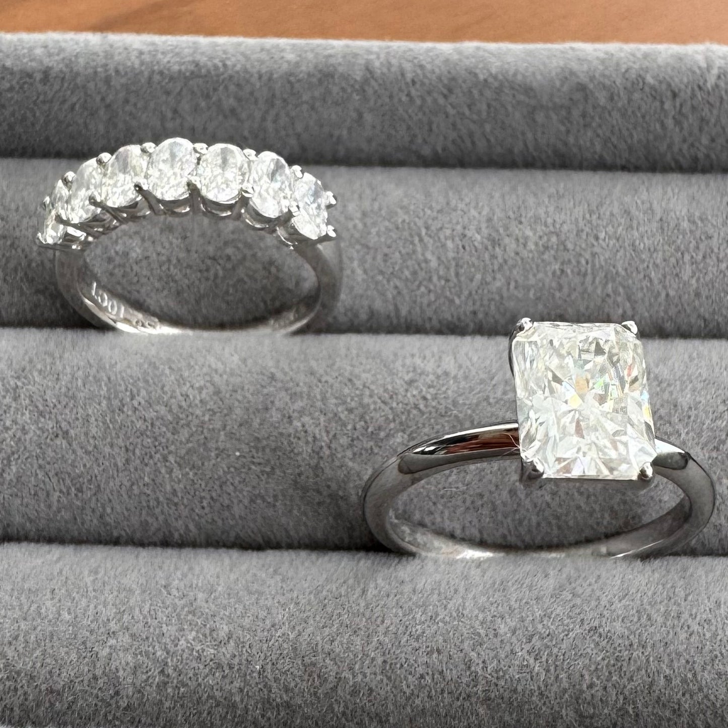 Conjunto de meia aliança onal e anel solitário emerald cut