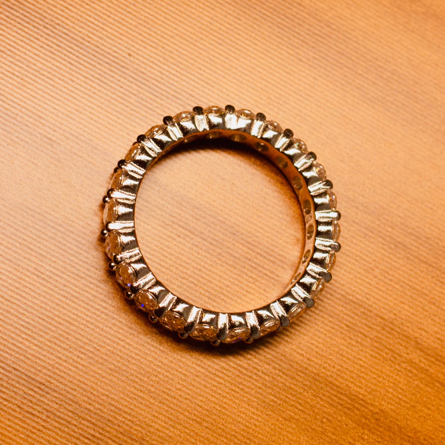 Aliança Oval Inteira 30 pontos cada moissanite