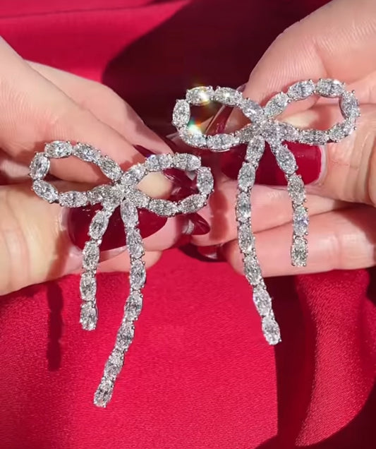 Brinco Laço pedra de 30 pontos em prata 925 com banho de rodium