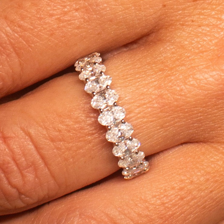 Aliança Oval Inteira 30 pontos cada moissanite