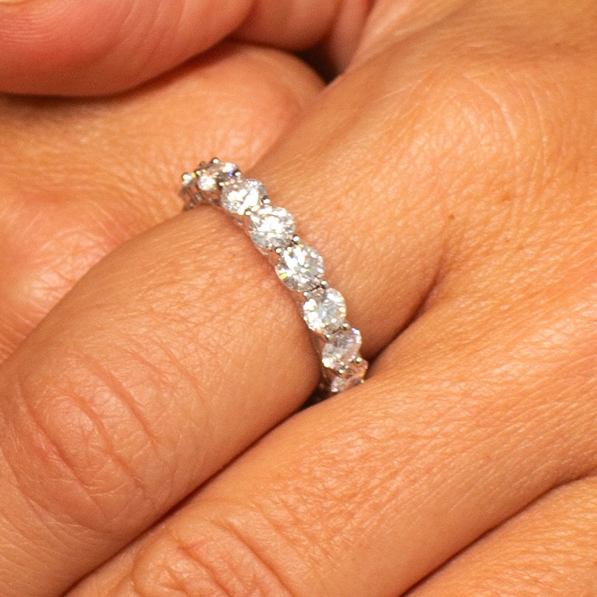 Aliança Inteira de 30 pontos cada moissanite