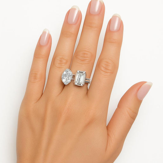 Anel com duas pedras uma retangular e uma oval em prata com moissanite de 3 quilates cada pedra,