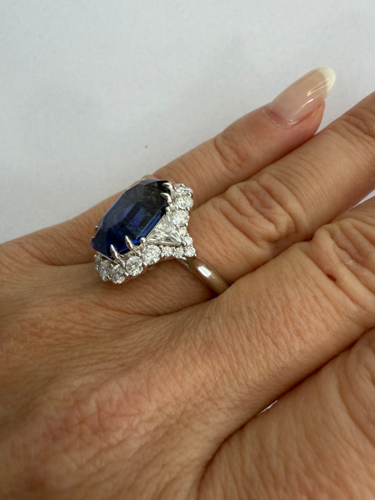 Anel safira lab azul de 10 quilates e moissanites