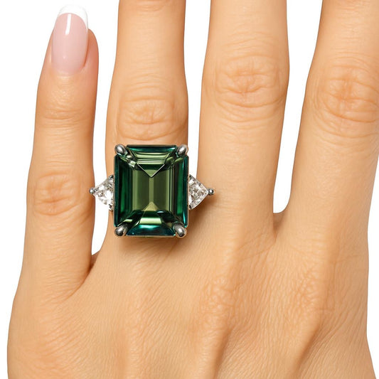 Anel de safira lab verde de 10 quilates, com dois moissanites trapézio de 1 quilate cada.