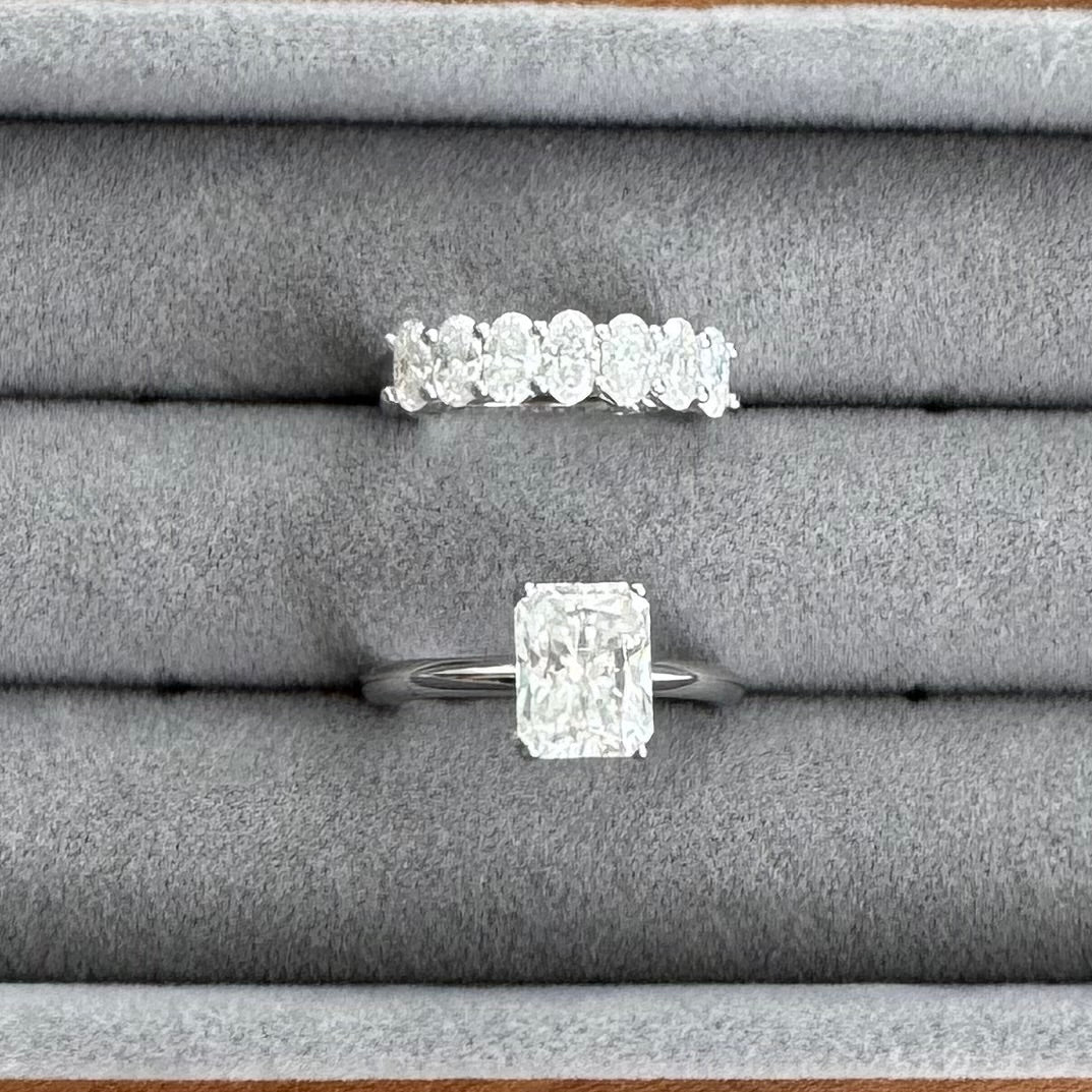 Conjunto de meia aliança onal e anel solitário emerald cut