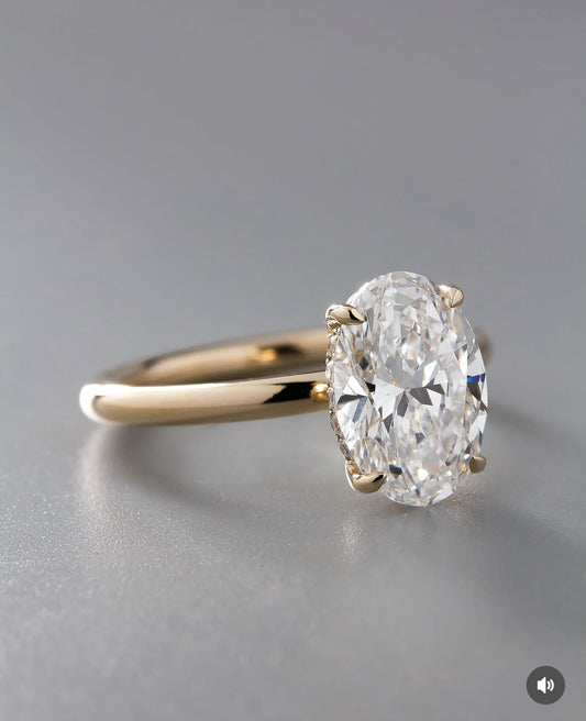 Anel Oval 8 Quilates em Prata com Banho de Ouro Amarelo 18k