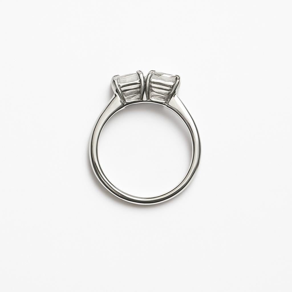 Anel com duas pedras uma retangular e uma oval em prata com moissanite de 3 quilates cada pedra,