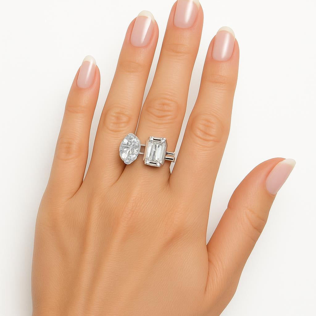 Anel com duas pedras uma retangular e uma oval em prata com moissanite de 3 quilates cada pedra,