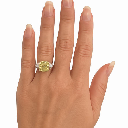 Anel Cushion Fancy Yellow com pedra de 5 quilates e duas pedras naturais