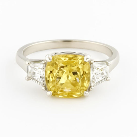 Anel Cushion Fancy Yellow com pedra de 5 quilates e duas pedras naturais