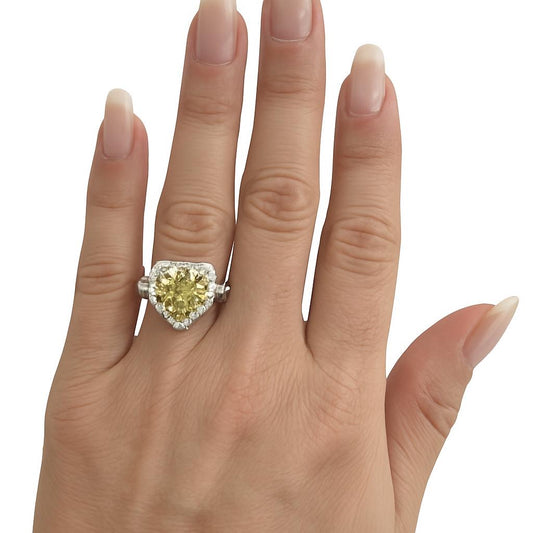 Anel Fancy Yellow Coração com 10 quilates e moissanites