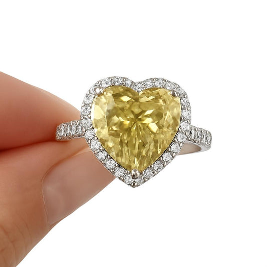 Anel Fancy Yellow Coração com 10 quilates e moissanites