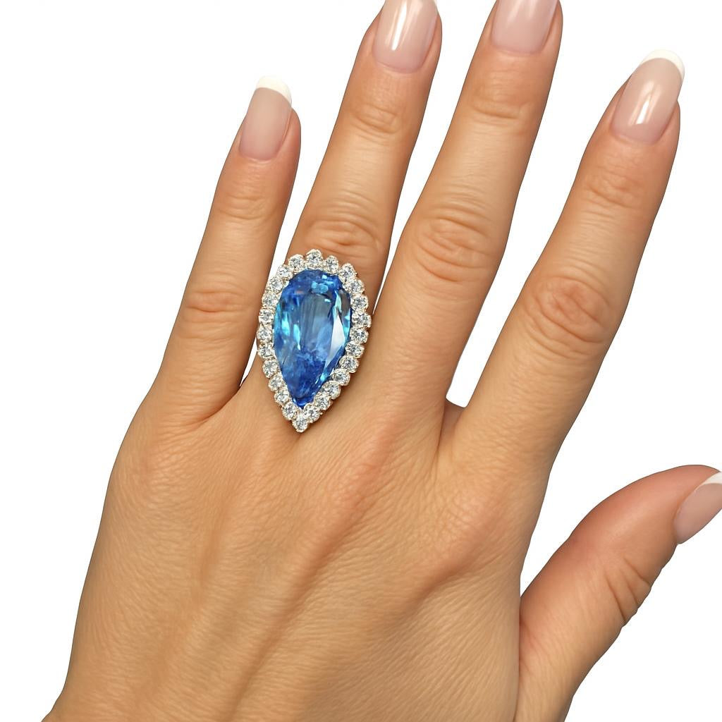 Anel de 15 quilates de topázio azul envolto em moissanite branca de 10 pontos.