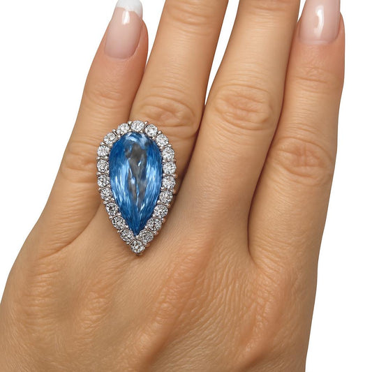 Anel de 15 quilates de topázio azul envolto em moissanite branca de 10 pontos.