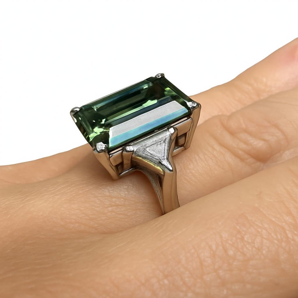 Anel de safira lab verde de 10 quilates, com dois moissanites trapézio de 1 quilate cada.