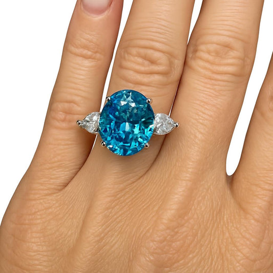 Anel oval de pedra de safira lab light blue de 10 quilates e duas moissanites gotas de 80 pontos