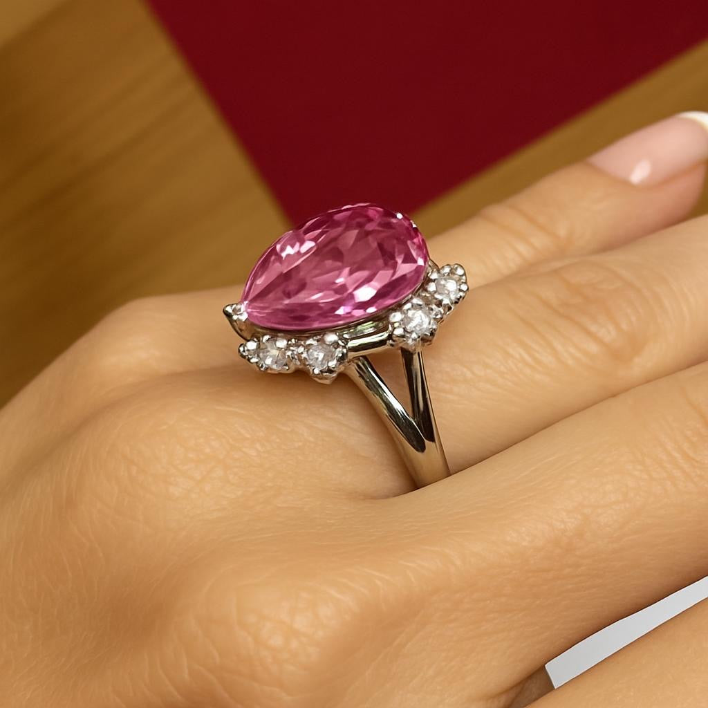Anel Vitória de morganite lab de 15 quilates com mix de lapidações de moissanite em volta.