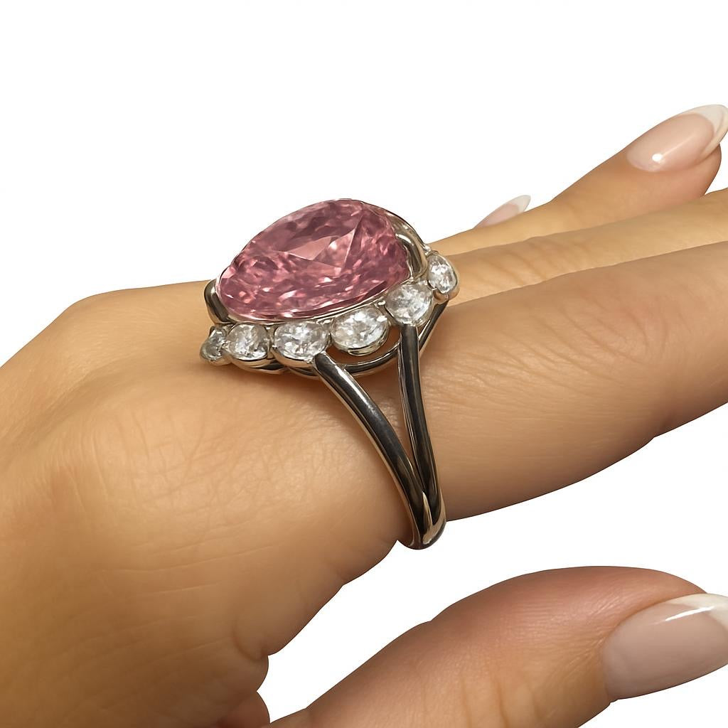 Anel Vitória de morganite lab de 15 quilates com mix de lapidações de moissanite em volta.