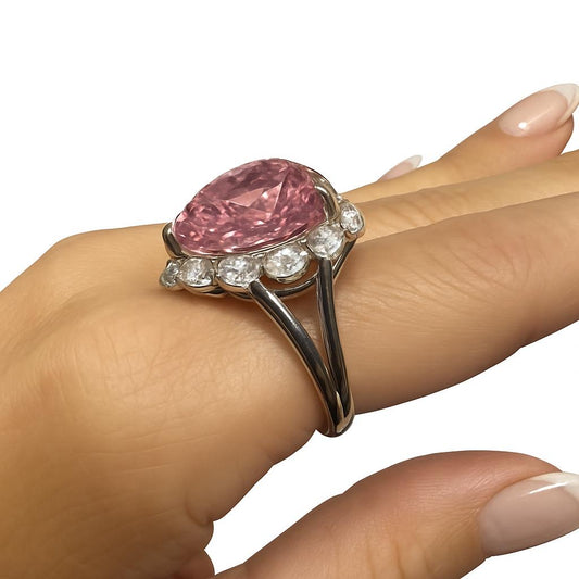 Anel Vitória de morganite lab de 15 quilates com mix de lapidações de moissanite em volta.