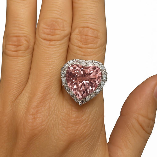 Anel Vitória de morganite lab de 15 quilates com mix de lapidações de moissanite em volta.