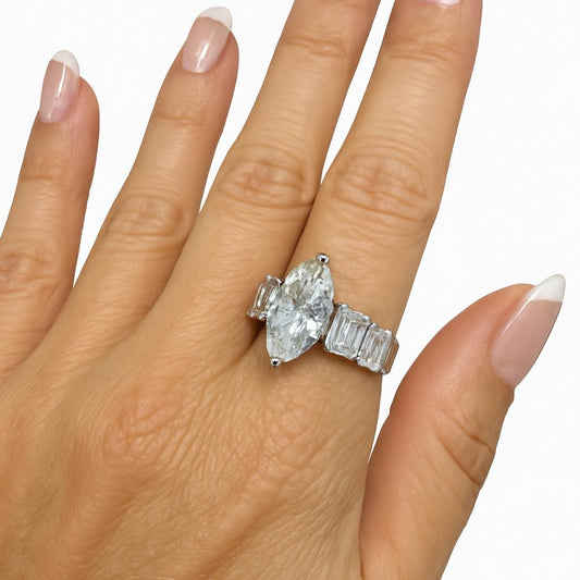 Anel Janaína com navete de 5 quilates central e 2 pedras em cada lateral de 50 pontos