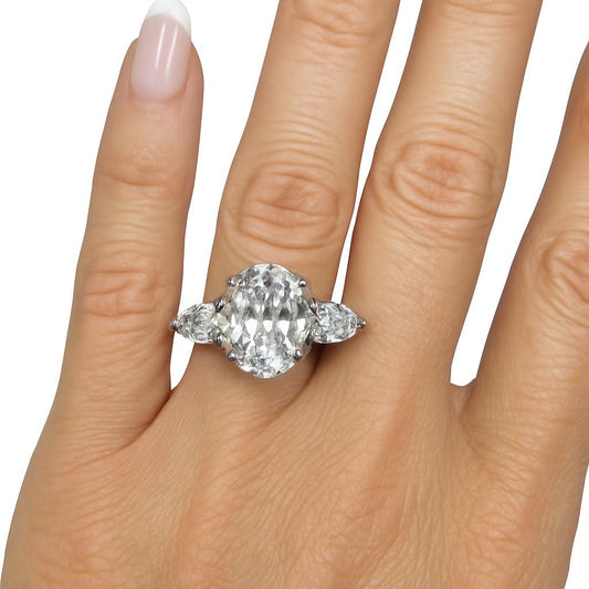 Anel Lidi, com pedra oval de moissanite de 8 quilates e duas pedras de gota de 80 pontos.